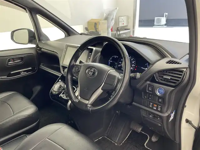 トヨタ ヴォクシー ハイブリッド ZS 煌 滋賀県 2018(平30)年 5.9万km ホワイトパールクリスタルシャイン 禁煙車/純正10型ナビ/Bluetooth／CD／DVD／フルセグTV/バックカメラ/シートヒーター/ＥＴＣ/クルーズコントロール/プリクラッシュセーフティ/レーンディパーチャーアラート/プッシュスタート/両側パワースライドドア/LED/オートライト/オートマチックハイビーム（AHB）/純正アルミホイール