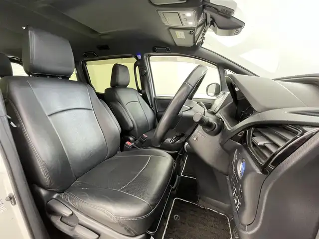 トヨタ ヴォクシー ハイブリッド ZS 煌 滋賀県 2018(平30)年 5.9万km ホワイトパールクリスタルシャイン 禁煙車/純正10型ナビ/Bluetooth／CD／DVD／フルセグTV/バックカメラ/シートヒーター/ＥＴＣ/クルーズコントロール/プリクラッシュセーフティ/レーンディパーチャーアラート/プッシュスタート/両側パワースライドドア/LED/オートライト/オートマチックハイビーム（AHB）/純正アルミホイール
