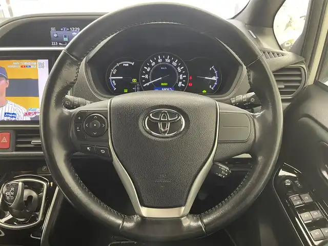トヨタ ヴォクシー ハイブリッド ZS 煌 滋賀県 2018(平30)年 5.9万km ホワイトパールクリスタルシャイン 禁煙車/純正10型ナビ/Bluetooth／CD／DVD／フルセグTV/バックカメラ/シートヒーター/ＥＴＣ/クルーズコントロール/プリクラッシュセーフティ/レーンディパーチャーアラート/プッシュスタート/両側パワースライドドア/LED/オートライト/オートマチックハイビーム（AHB）/純正アルミホイール