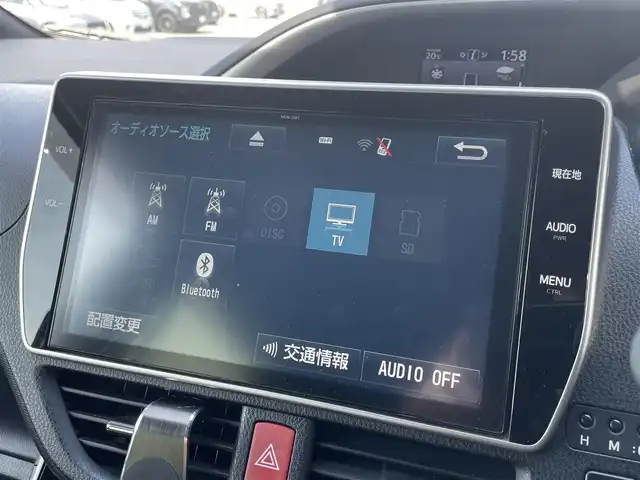 トヨタ ヴォクシー ハイブリッド ZS 煌 滋賀県 2018(平30)年 5.9万km ホワイトパールクリスタルシャイン 禁煙車/純正10型ナビ/Bluetooth／CD／DVD／フルセグTV/バックカメラ/シートヒーター/ＥＴＣ/クルーズコントロール/プリクラッシュセーフティ/レーンディパーチャーアラート/プッシュスタート/両側パワースライドドア/LED/オートライト/オートマチックハイビーム（AHB）/純正アルミホイール