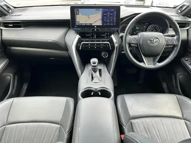 トヨタ ハリアー Z 島根県 2021(令3)年 2.8万km ブラック 登録時走行距離27155km/純正12型ナビ(BT/AM/FM)/JBLプレミアムサウンドシステム/フルセグTV/ハンズフリーパワーバックドア/パノラミックビューモニター/ビルトインETC2.0/レーダークルーズコントロール/クリアランスソナー/セーフティセンス/・プリクラッシュセーフティ/・レーントレーシングアシスト/・アダプティブハイビームシステム/・ロードサインアシスト/ブラインドスポットモニター/パーキングサポートブレーキ/デジタルインナーミラー/プロジェクター式LEDヘッドランプ/運転席パワーシート/スペアキー/禁煙車