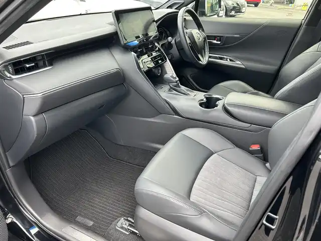トヨタ ハリアー Z 島根県 2021(令3)年 2.8万km ブラック 登録時走行距離27155km/純正12型ナビ(BT/AM/FM)/JBLプレミアムサウンドシステム/フルセグTV/ハンズフリーパワーバックドア/パノラミックビューモニター/ビルトインETC2.0/レーダークルーズコントロール/クリアランスソナー/セーフティセンス/・プリクラッシュセーフティ/・レーントレーシングアシスト/・アダプティブハイビームシステム/・ロードサインアシスト/ブラインドスポットモニター/パーキングサポートブレーキ/デジタルインナーミラー/プロジェクター式LEDヘッドランプ/運転席パワーシート/スペアキー/禁煙車