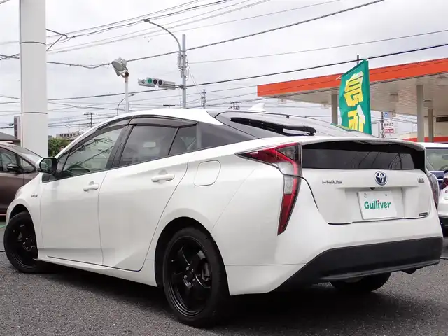 トヨタ プリウス S 千葉県 2016(平28)年 9.9万km ホワイトパールクリスタルシャイン 純正ナビゲーション/・Bluetooth/CD/DVD/フルセグTV/バックカメラ/ビルトインETC/社外17インチAW/運転支援装置/・プリクラッシュセーフティシステム/・車線逸脱警報/・ステアリング制御機能/・ふらつき警報機能/・レーダークルーズコントロール/オートライト/オートハイビーム/ドライブレコーダー/革調シートカバー/ステアリングスイッチ/プッシュスタート/スマートキー/ウィンカーミラー/電動格納ミラー/フォグライト/取扱説明書/保証書/ナビ取扱説明書