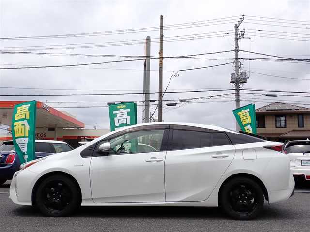 トヨタ プリウス S 千葉県 2016(平28)年 9.9万km ホワイトパールクリスタルシャイン 純正ナビゲーション/・Bluetooth/CD/DVD/フルセグTV/バックカメラ/ビルトインETC/社外17インチAW/運転支援装置/・プリクラッシュセーフティシステム/・車線逸脱警報/・ステアリング制御機能/・ふらつき警報機能/・レーダークルーズコントロール/オートライト/オートハイビーム/ドライブレコーダー/革調シートカバー/ステアリングスイッチ/プッシュスタート/スマートキー/ウィンカーミラー/電動格納ミラー/フォグライト/取扱説明書/保証書/ナビ取扱説明書