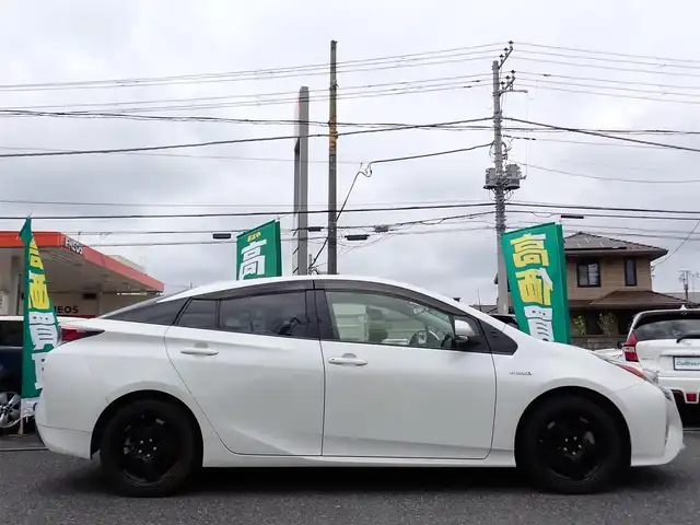トヨタ プリウス S 千葉県 2016(平28)年 9.9万km ホワイトパールクリスタルシャイン 純正ナビゲーション/・Bluetooth/CD/DVD/フルセグTV/バックカメラ/ビルトインETC/社外17インチAW/運転支援装置/・プリクラッシュセーフティシステム/・車線逸脱警報/・ステアリング制御機能/・ふらつき警報機能/・レーダークルーズコントロール/オートライト/オートハイビーム/ドライブレコーダー/革調シートカバー/ステアリングスイッチ/プッシュスタート/スマートキー/ウィンカーミラー/電動格納ミラー/フォグライト/取扱説明書/保証書/ナビ取扱説明書