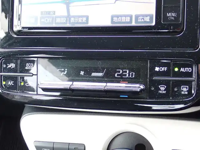 トヨタ プリウス S 千葉県 2016(平28)年 9.9万km ホワイトパールクリスタルシャイン 純正ナビゲーション/・Bluetooth/CD/DVD/フルセグTV/バックカメラ/ビルトインETC/社外17インチAW/運転支援装置/・プリクラッシュセーフティシステム/・車線逸脱警報/・ステアリング制御機能/・ふらつき警報機能/・レーダークルーズコントロール/オートライト/オートハイビーム/ドライブレコーダー/革調シートカバー/ステアリングスイッチ/プッシュスタート/スマートキー/ウィンカーミラー/電動格納ミラー/フォグライト/取扱説明書/保証書/ナビ取扱説明書