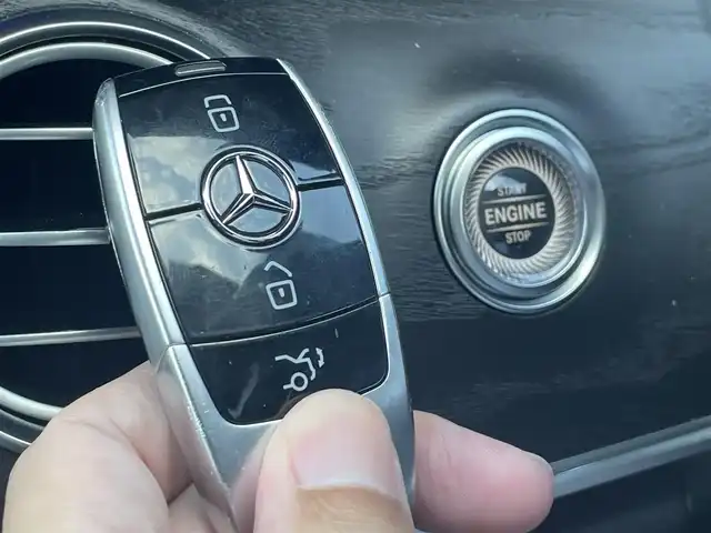 メルセデス・ベンツ Ｅ２２０ｄ SW ローレウスエディション 滋賀県 2020(令2)年 3.1万km オブシディアンブラック パノラミックスライディングルーフ/黒革/・前席メモリ付きパワーシート /・全席シートヒーター /ヘッドアップディスプレイ/ACC/BSM/Burmesterサウンド/パヒュームアトマイザー/アンビエントライト/純正ナビ（DTV/BT/CarPlay）/360°カメラ/電動リアゲート/純正LEDヘッドライト/純正19インチAW
