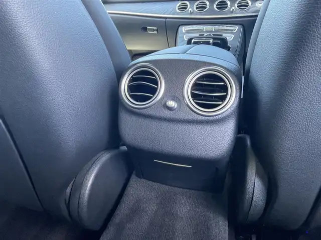 メルセデス・ベンツ Ｅ２２０ｄ SW ローレウスエディション 滋賀県 2020(令2)年 3.1万km オブシディアンブラック パノラミックスライディングルーフ/黒革/・前席メモリ付きパワーシート /・全席シートヒーター /ヘッドアップディスプレイ/ACC/BSM/Burmesterサウンド/パヒュームアトマイザー/アンビエントライト/純正ナビ（DTV/BT/CarPlay）/360°カメラ/電動リアゲート/純正LEDヘッドライト/純正19インチAW