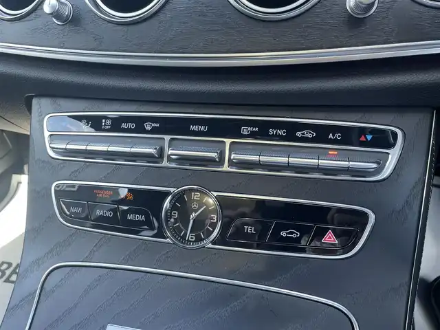 メルセデス・ベンツ Ｅ２２０ｄ SW ローレウスエディション 滋賀県 2020(令2)年 3.1万km オブシディアンブラック パノラミックスライディングルーフ/黒革/・前席メモリ付きパワーシート /・全席シートヒーター /ヘッドアップディスプレイ/ACC/BSM/Burmesterサウンド/パヒュームアトマイザー/アンビエントライト/純正ナビ（DTV/BT/CarPlay）/360°カメラ/電動リアゲート/純正LEDヘッドライト/純正19インチAW