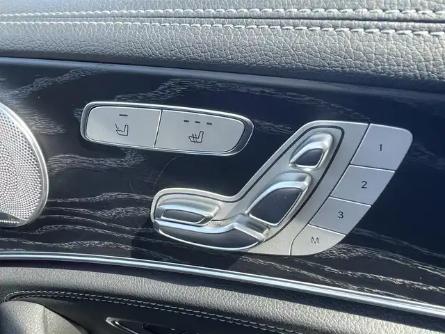 メルセデス・ベンツ Ｅ２２０ｄ SW ローレウスエディション 滋賀県 2020(令2)年 3.1万km オブシディアンブラック パノラミックスライディングルーフ/黒革/・前席メモリ付きパワーシート /・全席シートヒーター /ヘッドアップディスプレイ/ACC/BSM/Burmesterサウンド/パヒュームアトマイザー/アンビエントライト/純正ナビ（DTV/BT/CarPlay）/360°カメラ/電動リアゲート/純正LEDヘッドライト/純正19インチAW