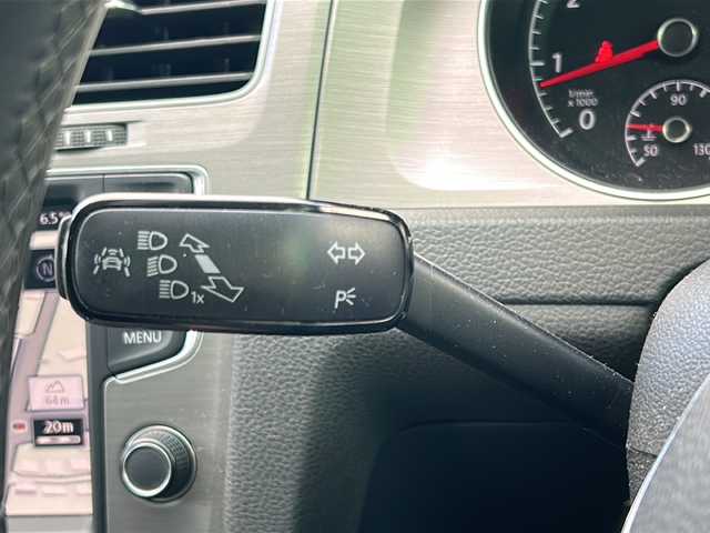 フォルクスワーゲン ゴルフ TSI コンフォートライン BM 大阪府 2015(平27)年 6.4万km 黒 純正ナビ/BTオーディオ/CD/DVD/USBポート/バックカメラ/パドルシフト/ステアリングスイッチ/電動パーキングブレーキ/オートホールド/LEDヘッドライト/オートライト/フォグランプ/純正16インチAW/フロアマット/クルーズコントロール/スペアキー