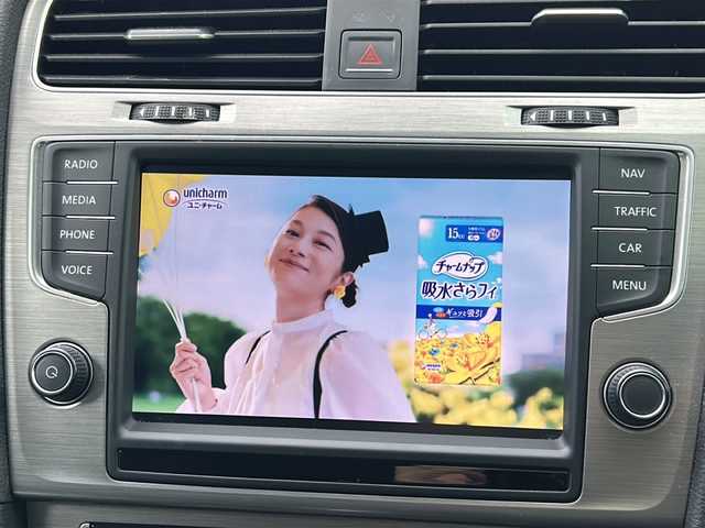 フォルクスワーゲン ゴルフ TSI コンフォートライン BM 大阪府 2015(平27)年 6.4万km 黒 純正ナビ/BTオーディオ/CD/DVD/USBポート/バックカメラ/パドルシフト/ステアリングスイッチ/電動パーキングブレーキ/オートホールド/LEDヘッドライト/オートライト/フォグランプ/純正16インチAW/フロアマット/クルーズコントロール/スペアキー