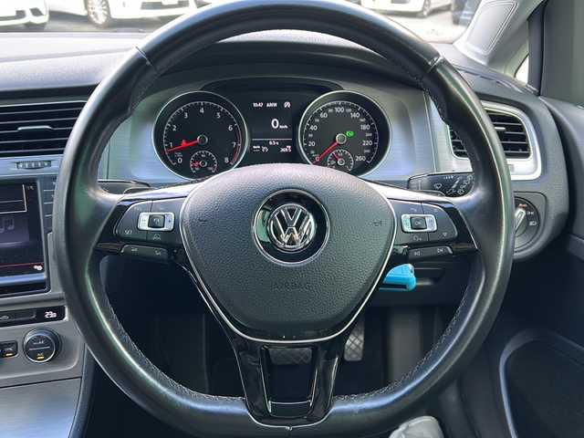 フォルクスワーゲン ゴルフ TSI コンフォートライン BM 大阪府 2015(平27)年 6.4万km 黒 純正ナビ/BTオーディオ/CD/DVD/USBポート/バックカメラ/パドルシフト/ステアリングスイッチ/電動パーキングブレーキ/オートホールド/LEDヘッドライト/オートライト/フォグランプ/純正16インチAW/フロアマット/クルーズコントロール/スペアキー