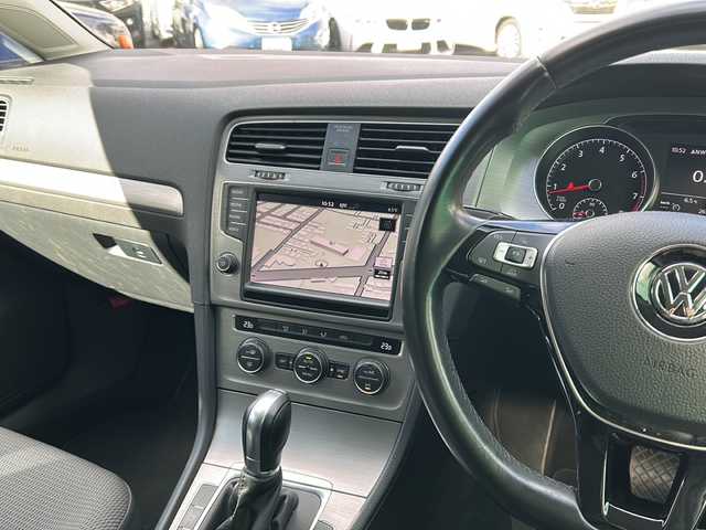 フォルクスワーゲン ゴルフ TSI コンフォートライン BM 大阪府 2015(平27)年 6.4万km 黒 純正ナビ/BTオーディオ/CD/DVD/USBポート/バックカメラ/パドルシフト/ステアリングスイッチ/電動パーキングブレーキ/オートホールド/LEDヘッドライト/オートライト/フォグランプ/純正16インチAW/フロアマット/クルーズコントロール/スペアキー