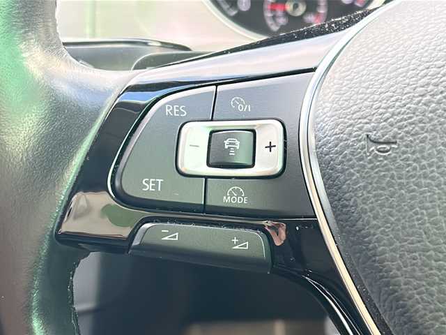 フォルクスワーゲン ゴルフ TSI コンフォートライン BM 大阪府 2015(平27)年 6.4万km 黒 純正ナビ/BTオーディオ/CD/DVD/USBポート/バックカメラ/パドルシフト/ステアリングスイッチ/電動パーキングブレーキ/オートホールド/LEDヘッドライト/オートライト/フォグランプ/純正16インチAW/フロアマット/クルーズコントロール/スペアキー