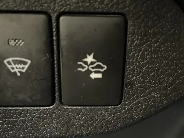 トヨタ ヴィッツ F 岩手県 2016(平28)年 9.8万km スーパーホワイトⅡ オート４WD切り替え/プリクラッシュセーフティ/レーンアシスト/バックカメラ/オートハイビーム/フロントワイパーデアイサー/横滑り防止装置/ヘッドライトレベライザー/寒冷地仕様/KENWOODナビ/ETC/電動格納ドアミラー/社外１４インチアルミホイール/パワーステアリング/パワーウィンドウ