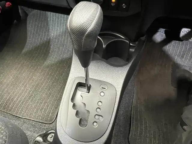 トヨタ ヴィッツ F 岩手県 2016(平28)年 9.8万km スーパーホワイトⅡ オート４WD切り替え/プリクラッシュセーフティ/レーンアシスト/バックカメラ/オートハイビーム/フロントワイパーデアイサー/横滑り防止装置/ヘッドライトレベライザー/寒冷地仕様/KENWOODナビ/ETC/電動格納ドアミラー/社外１４インチアルミホイール/パワーステアリング/パワーウィンドウ