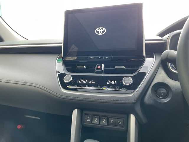 トヨタ カローラ クロス ハイブリッド Z 青森県 2025(令7)年 0.4万km プラチナホワイトパールマイカ 4WD/OP寒冷地仕様/OP純正10.5インチDオーディオプラスナビ・フルセグTV/Bluetooth・USB・Miracast/OPパノラミックビューモニター/OPパノラマルーフ/OPトヨタチームメイト/アドバンストパーク/パーキングサポートブレーキ/安心降車アシスト/ブラインドスポットモニター/セーフティセンス/プリクラッシュセーフティ/レーダークルーズコントロール/レーントレーシングアシスト/オートマチックハイビーム/ハーフレザーシート/運転席パワーシート/前席シートヒーター/ステアリングヒーター/パワーバックドア/純正前後ドライブレコーダー/純正ビルトインETC2.0/OP AC100V1500W/ワイパーデアイサー/LEDヘッドライト/LEDフォグランプ/LEDリアフォグランプ/純正18インチアルミ/ルーフレール