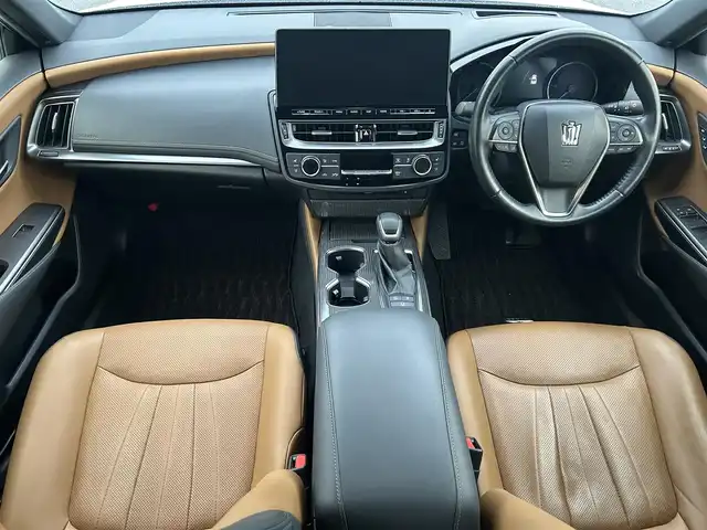 トヨタ クラウン ハイブリッド G 岡山県 2021(令3)年 11.9万km プレシャスホワイトパール 登録時走行距離118833km/純正12.3型ナビ/フルセグTV(AM/FM/CD/DVD/Bluetooth)/全方位カメラ/ドライブレコーダー/ビルトインETC2.0/ヘッドアップディスプレイ/トヨタセーフティセンス/・ブラインドスポットモニター/・レーダークルーズコントロール/・オートマチックハイビーム/・プリクラッシュセーフティ/・レーンディバーチャーアラート/リヤコンフォートパッケージ/・電動リアサンシェード/・全席パワーシート/・全席シートヒーター/横滑り防止装置/オートブレーキホールド/ステアリングヒーター/純正フロアマット/18インチ純正AW