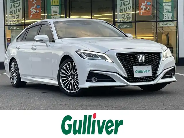 トヨタ クラウン ハイブリッド G 岡山県 2021(令3)年 11.9万km プレシャスホワイトパール 登録時走行距離118833km/純正12.3型ナビ/フルセグTV(AM/FM/CD/DVD/Bluetooth)/全方位カメラ/ドライブレコーダー/ビルトインETC2.0/ヘッドアップディスプレイ/トヨタセーフティセンス/・ブラインドスポットモニター/・レーダークルーズコントロール/・オートマチックハイビーム/・プリクラッシュセーフティ/・レーンディバーチャーアラート/リヤコンフォートパッケージ/・電動リアサンシェード/・全席パワーシート/・全席シートヒーター/横滑り防止装置/オートブレーキホールド/ステアリングヒーター/純正フロアマット/18インチ純正AW