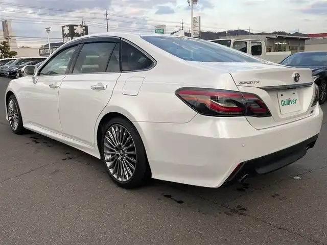 トヨタ クラウン ハイブリッド G 岡山県 2021(令3)年 11.9万km プレシャスホワイトパール 登録時走行距離118833km/純正12.3型ナビ/フルセグTV(AM/FM/CD/DVD/Bluetooth)/全方位カメラ/ドライブレコーダー/ビルトインETC2.0/ヘッドアップディスプレイ/トヨタセーフティセンス/・ブラインドスポットモニター/・レーダークルーズコントロール/・オートマチックハイビーム/・プリクラッシュセーフティ/・レーンディバーチャーアラート/リヤコンフォートパッケージ/・電動リアサンシェード/・全席パワーシート/・全席シートヒーター/横滑り防止装置/オートブレーキホールド/ステアリングヒーター/純正フロアマット/18インチ純正AW