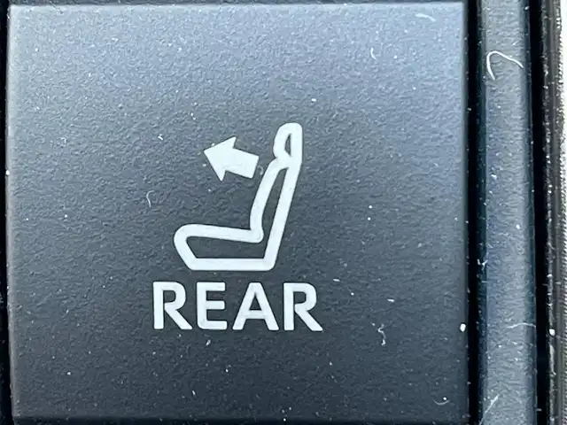 トヨタ クラウン ハイブリッド G 岡山県 2021(令3)年 11.9万km プレシャスホワイトパール 登録時走行距離118833km/純正12.3型ナビ/フルセグTV(AM/FM/CD/DVD/Bluetooth)/全方位カメラ/ドライブレコーダー/ビルトインETC2.0/ヘッドアップディスプレイ/トヨタセーフティセンス/・ブラインドスポットモニター/・レーダークルーズコントロール/・オートマチックハイビーム/・プリクラッシュセーフティ/・レーンディバーチャーアラート/リヤコンフォートパッケージ/・電動リアサンシェード/・全席パワーシート/・全席シートヒーター/横滑り防止装置/オートブレーキホールド/ステアリングヒーター/純正フロアマット/18インチ純正AW