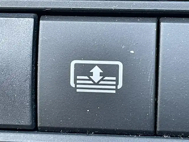 トヨタ クラウン ハイブリッド G 岡山県 2021(令3)年 11.9万km プレシャスホワイトパール 登録時走行距離118833km/純正12.3型ナビ/フルセグTV(AM/FM/CD/DVD/Bluetooth)/全方位カメラ/ドライブレコーダー/ビルトインETC2.0/ヘッドアップディスプレイ/トヨタセーフティセンス/・ブラインドスポットモニター/・レーダークルーズコントロール/・オートマチックハイビーム/・プリクラッシュセーフティ/・レーンディバーチャーアラート/リヤコンフォートパッケージ/・電動リアサンシェード/・全席パワーシート/・全席シートヒーター/横滑り防止装置/オートブレーキホールド/ステアリングヒーター/純正フロアマット/18インチ純正AW