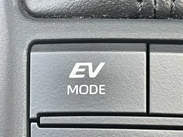 トヨタ クラウン ハイブリッド G 岡山県 2021(令3)年 11.9万km プレシャスホワイトパール 登録時走行距離118833km/純正12.3型ナビ/フルセグTV(AM/FM/CD/DVD/Bluetooth)/全方位カメラ/ドライブレコーダー/ビルトインETC2.0/ヘッドアップディスプレイ/トヨタセーフティセンス/・ブラインドスポットモニター/・レーダークルーズコントロール/・オートマチックハイビーム/・プリクラッシュセーフティ/・レーンディバーチャーアラート/リヤコンフォートパッケージ/・電動リアサンシェード/・全席パワーシート/・全席シートヒーター/横滑り防止装置/オートブレーキホールド/ステアリングヒーター/純正フロアマット/18インチ純正AW