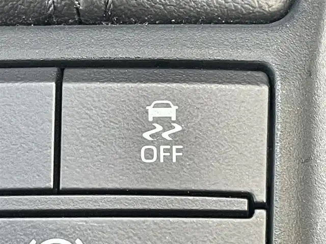 トヨタ クラウン ハイブリッド G 岡山県 2021(令3)年 11.9万km プレシャスホワイトパール 登録時走行距離118833km/純正12.3型ナビ/フルセグTV(AM/FM/CD/DVD/Bluetooth)/全方位カメラ/ドライブレコーダー/ビルトインETC2.0/ヘッドアップディスプレイ/トヨタセーフティセンス/・ブラインドスポットモニター/・レーダークルーズコントロール/・オートマチックハイビーム/・プリクラッシュセーフティ/・レーンディバーチャーアラート/リヤコンフォートパッケージ/・電動リアサンシェード/・全席パワーシート/・全席シートヒーター/横滑り防止装置/オートブレーキホールド/ステアリングヒーター/純正フロアマット/18インチ純正AW