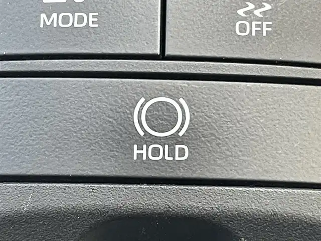 トヨタ クラウン ハイブリッド G 岡山県 2021(令3)年 11.9万km プレシャスホワイトパール 登録時走行距離118833km/純正12.3型ナビ/フルセグTV(AM/FM/CD/DVD/Bluetooth)/全方位カメラ/ドライブレコーダー/ビルトインETC2.0/ヘッドアップディスプレイ/トヨタセーフティセンス/・ブラインドスポットモニター/・レーダークルーズコントロール/・オートマチックハイビーム/・プリクラッシュセーフティ/・レーンディバーチャーアラート/リヤコンフォートパッケージ/・電動リアサンシェード/・全席パワーシート/・全席シートヒーター/横滑り防止装置/オートブレーキホールド/ステアリングヒーター/純正フロアマット/18インチ純正AW