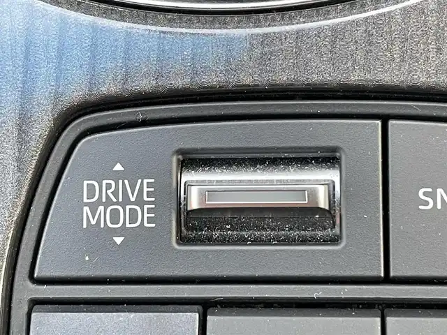 トヨタ クラウン ハイブリッド G 岡山県 2021(令3)年 11.9万km プレシャスホワイトパール 登録時走行距離118833km/純正12.3型ナビ/フルセグTV(AM/FM/CD/DVD/Bluetooth)/全方位カメラ/ドライブレコーダー/ビルトインETC2.0/ヘッドアップディスプレイ/トヨタセーフティセンス/・ブラインドスポットモニター/・レーダークルーズコントロール/・オートマチックハイビーム/・プリクラッシュセーフティ/・レーンディバーチャーアラート/リヤコンフォートパッケージ/・電動リアサンシェード/・全席パワーシート/・全席シートヒーター/横滑り防止装置/オートブレーキホールド/ステアリングヒーター/純正フロアマット/18インチ純正AW