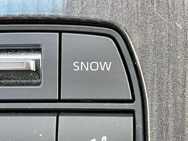 トヨタ クラウン ハイブリッド G 岡山県 2021(令3)年 11.9万km プレシャスホワイトパール 登録時走行距離118833km/純正12.3型ナビ/フルセグTV(AM/FM/CD/DVD/Bluetooth)/全方位カメラ/ドライブレコーダー/ビルトインETC2.0/ヘッドアップディスプレイ/トヨタセーフティセンス/・ブラインドスポットモニター/・レーダークルーズコントロール/・オートマチックハイビーム/・プリクラッシュセーフティ/・レーンディバーチャーアラート/リヤコンフォートパッケージ/・電動リアサンシェード/・全席パワーシート/・全席シートヒーター/横滑り防止装置/オートブレーキホールド/ステアリングヒーター/純正フロアマット/18インチ純正AW