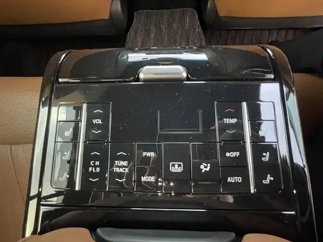 トヨタ クラウン ハイブリッド G 岡山県 2021(令3)年 11.9万km プレシャスホワイトパール 登録時走行距離118833km/純正12.3型ナビ/フルセグTV(AM/FM/CD/DVD/Bluetooth)/全方位カメラ/ドライブレコーダー/ビルトインETC2.0/ヘッドアップディスプレイ/トヨタセーフティセンス/・ブラインドスポットモニター/・レーダークルーズコントロール/・オートマチックハイビーム/・プリクラッシュセーフティ/・レーンディバーチャーアラート/リヤコンフォートパッケージ/・電動リアサンシェード/・全席パワーシート/・全席シートヒーター/横滑り防止装置/オートブレーキホールド/ステアリングヒーター/純正フロアマット/18インチ純正AW