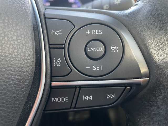 トヨタ クラウン ハイブリッド G 岡山県 2021(令3)年 11.9万km プレシャスホワイトパール 登録時走行距離118833km/純正12.3型ナビ/フルセグTV(AM/FM/CD/DVD/Bluetooth)/全方位カメラ/ドライブレコーダー/ビルトインETC2.0/ヘッドアップディスプレイ/トヨタセーフティセンス/・ブラインドスポットモニター/・レーダークルーズコントロール/・オートマチックハイビーム/・プリクラッシュセーフティ/・レーンディバーチャーアラート/リヤコンフォートパッケージ/・電動リアサンシェード/・全席パワーシート/・全席シートヒーター/横滑り防止装置/オートブレーキホールド/ステアリングヒーター/純正フロアマット/18インチ純正AW