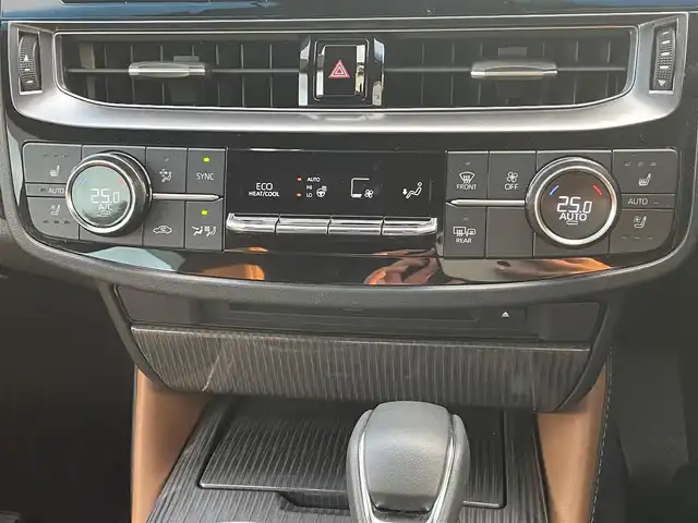 トヨタ クラウン ハイブリッド G 岡山県 2021(令3)年 11.9万km プレシャスホワイトパール 登録時走行距離118833km/純正12.3型ナビ/フルセグTV(AM/FM/CD/DVD/Bluetooth)/全方位カメラ/ドライブレコーダー/ビルトインETC2.0/ヘッドアップディスプレイ/トヨタセーフティセンス/・ブラインドスポットモニター/・レーダークルーズコントロール/・オートマチックハイビーム/・プリクラッシュセーフティ/・レーンディバーチャーアラート/リヤコンフォートパッケージ/・電動リアサンシェード/・全席パワーシート/・全席シートヒーター/横滑り防止装置/オートブレーキホールド/ステアリングヒーター/純正フロアマット/18インチ純正AW