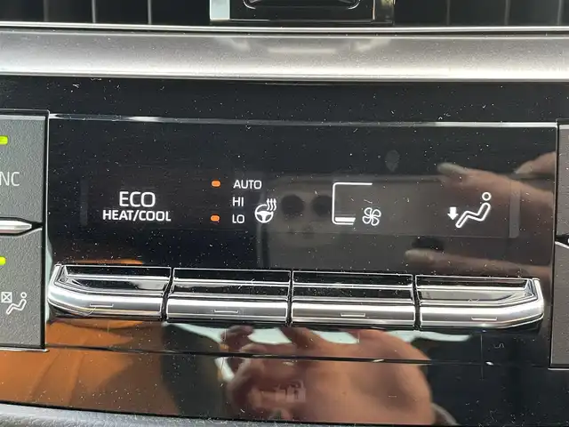 トヨタ クラウン ハイブリッド G 岡山県 2021(令3)年 11.9万km プレシャスホワイトパール 登録時走行距離118833km/純正12.3型ナビ/フルセグTV(AM/FM/CD/DVD/Bluetooth)/全方位カメラ/ドライブレコーダー/ビルトインETC2.0/ヘッドアップディスプレイ/トヨタセーフティセンス/・ブラインドスポットモニター/・レーダークルーズコントロール/・オートマチックハイビーム/・プリクラッシュセーフティ/・レーンディバーチャーアラート/リヤコンフォートパッケージ/・電動リアサンシェード/・全席パワーシート/・全席シートヒーター/横滑り防止装置/オートブレーキホールド/ステアリングヒーター/純正フロアマット/18インチ純正AW