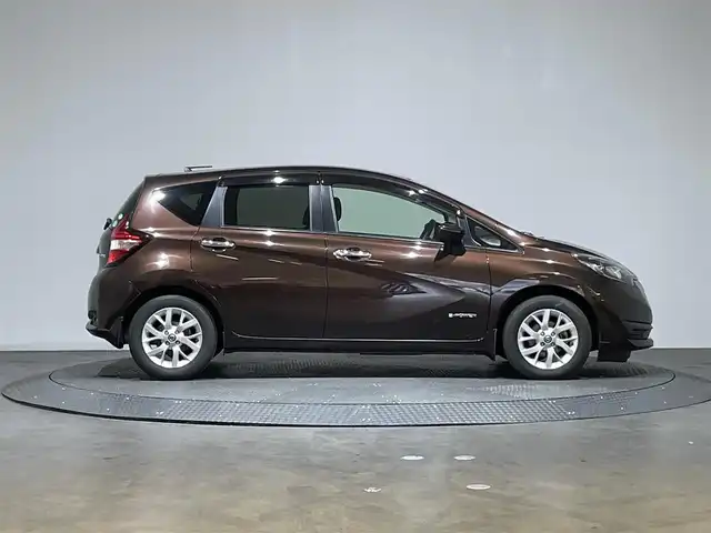 日産 ノート e－パワー X Vセレクション 愛媛県 2020(令2)年 5万km インペリアルアンバーP ・禁煙車/・ディーラー純正SDナビ【MM319D-W】/・Bluetooth/フルセグ/ラジオ/DISC/・ETC/・純正ドライブレコーダー【DJ4-D】/・追従型クルーズコントロール/・純正15インチアルミホイール/・純正フロアマット/・全周囲カメラ/・インテリジェントルームミラー/・クリアランスソナー/・フルオートエアコン/・スマートキー/・プッシュスタート/・ドアバイザー/・衝突被害軽減システム/・横滑り防止装置/・車線逸脱防止システム/・盗難防止装置