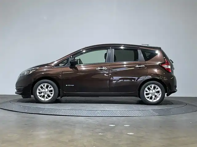 日産 ノート e－パワー X Vセレクション 愛媛県 2020(令2)年 5万km インペリアルアンバーP ・禁煙車/・ディーラー純正SDナビ【MM319D-W】/・Bluetooth/フルセグ/ラジオ/DISC/・ETC/・純正ドライブレコーダー【DJ4-D】/・追従型クルーズコントロール/・純正15インチアルミホイール/・純正フロアマット/・全周囲カメラ/・インテリジェントルームミラー/・クリアランスソナー/・フルオートエアコン/・スマートキー/・プッシュスタート/・ドアバイザー/・衝突被害軽減システム/・横滑り防止装置/・車線逸脱防止システム/・盗難防止装置