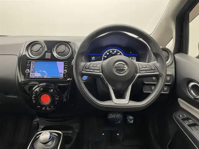 日産 ノート e－パワー X Vセレクション 愛媛県 2020(令2)年 5万km インペリアルアンバーP ・禁煙車/・ディーラー純正SDナビ【MM319D-W】/・Bluetooth/フルセグ/ラジオ/DISC/・ETC/・純正ドライブレコーダー【DJ4-D】/・追従型クルーズコントロール/・純正15インチアルミホイール/・純正フロアマット/・全周囲カメラ/・インテリジェントルームミラー/・クリアランスソナー/・フルオートエアコン/・スマートキー/・プッシュスタート/・ドアバイザー/・衝突被害軽減システム/・横滑り防止装置/・車線逸脱防止システム/・盗難防止装置