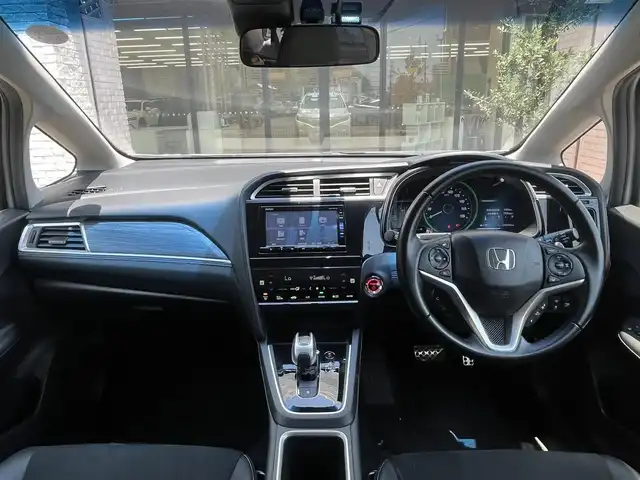 ホンダ シャトル ハイブリッド Z ホンダセンシング 高知県 2019(平31)年 8万km プラチナホワイトパール (株)IDOMが運営する【じしゃロン高知店】の自社ローン専用車両になります。こちらは現金またはオートローンご利用時の価格です。自社ローンご希望の方は別途その旨お申付け下さい