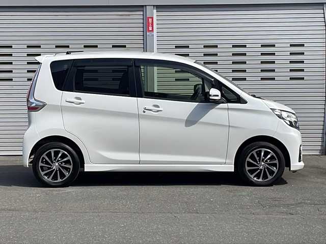 日産 デイズ ハイウェイスターX 道央・札幌 2016(平28)年 6.5万km ホワイトパール (株)IDOMが運営する【じしゃロン札幌店】の自社ローン専用車両になりますこちらは現金またはオートローンご利用価格です。自社ローンご希望の方は別途その旨お申し付けください。/冬タイヤ有/スペアキー(1本)/純正フロアマット/アイドリングストップ/バックカメラ/プッシュスタート/HID