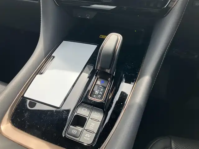 トヨタ ヴェルファイア ハイブリット Z プレミア 道南・函館 2023(令5)年 4.1万km プラチナホワイトパールマイカ ・純正ディスプレイオーディオ（コネクティッドナビ対応）/・フルセグTV/・カメラ一体型ドライブレコーダー/・パノラミックビューモニター/・ヘッドアップディスプレイ/・デジタルインナーミラー/・HDMI接続/・ルーフサンシェード/・サイドサンシェード/・両側パワースライドドア/・オートステップ/・パワーバックドア/・快適温熱シート（フロント・セカンドシート）/・ベンチレーションシート（フロント・セカンドシート）/・電動オットマン/・セカンドシートサイドテーブル/・ステアリングヒーター/・リヤヒーターエアカーテン/・ナノイーX/・ワイヤレスパワーコンソーシアム/・プリクラッシュセーフティ/・レーンディパーチャーアラート/・レーダークルーズコントロール/・ブラインドスポットモニター/・オートマチックハイビーム/・LEDヘッドライト/・オートライト/・エンジンプッシュスタート/・スマートキー/・保証書