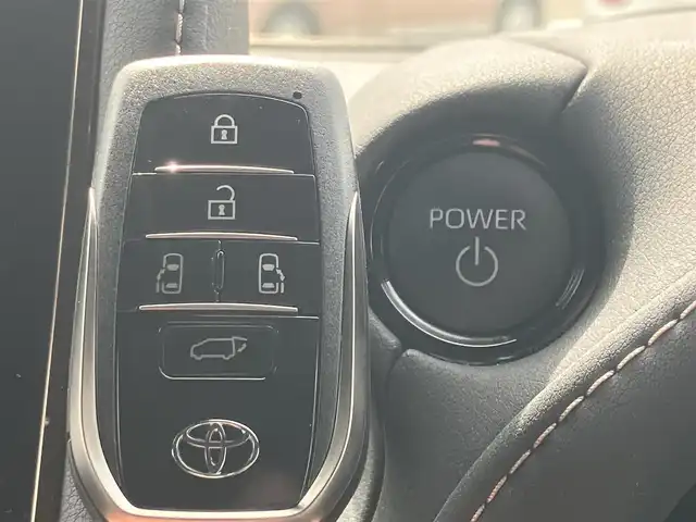 トヨタ ヴェルファイア ハイブリット Z プレミア 道南・函館 2023(令5)年 4.1万km プラチナホワイトパールマイカ ・純正ディスプレイオーディオ（コネクティッドナビ対応）/・フルセグTV/・カメラ一体型ドライブレコーダー/・パノラミックビューモニター/・ヘッドアップディスプレイ/・デジタルインナーミラー/・HDMI接続/・ルーフサンシェード/・サイドサンシェード/・両側パワースライドドア/・オートステップ/・パワーバックドア/・快適温熱シート（フロント・セカンドシート）/・ベンチレーションシート（フロント・セカンドシート）/・電動オットマン/・セカンドシートサイドテーブル/・ステアリングヒーター/・リヤヒーターエアカーテン/・ナノイーX/・ワイヤレスパワーコンソーシアム/・プリクラッシュセーフティ/・レーンディパーチャーアラート/・レーダークルーズコントロール/・ブラインドスポットモニター/・オートマチックハイビーム/・LEDヘッドライト/・オートライト/・エンジンプッシュスタート/・スマートキー/・保証書