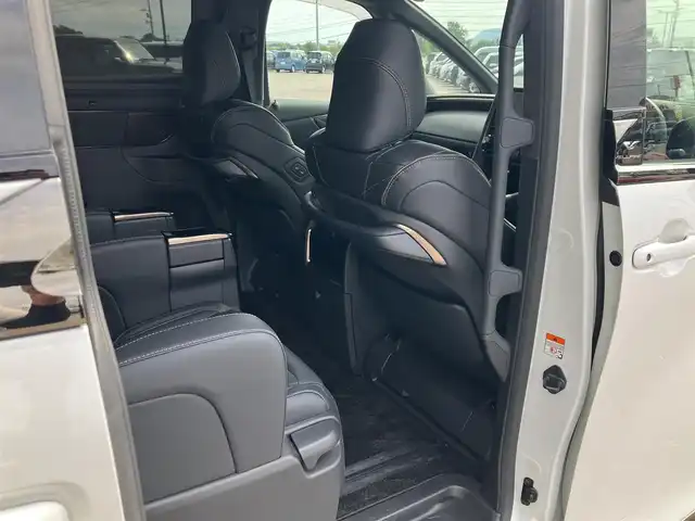 トヨタ ヴェルファイア ハイブリット Z プレミア 道南・函館 2023(令5)年 4.1万km プラチナホワイトパールマイカ ・純正ディスプレイオーディオ（コネクティッドナビ対応）/・フルセグTV/・カメラ一体型ドライブレコーダー/・パノラミックビューモニター/・ヘッドアップディスプレイ/・デジタルインナーミラー/・HDMI接続/・ルーフサンシェード/・サイドサンシェード/・両側パワースライドドア/・オートステップ/・パワーバックドア/・快適温熱シート（フロント・セカンドシート）/・ベンチレーションシート（フロント・セカンドシート）/・電動オットマン/・セカンドシートサイドテーブル/・ステアリングヒーター/・リヤヒーターエアカーテン/・ナノイーX/・ワイヤレスパワーコンソーシアム/・プリクラッシュセーフティ/・レーンディパーチャーアラート/・レーダークルーズコントロール/・ブラインドスポットモニター/・オートマチックハイビーム/・LEDヘッドライト/・オートライト/・エンジンプッシュスタート/・スマートキー/・保証書