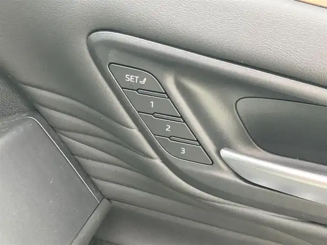 トヨタ ヴェルファイア ハイブリット Z プレミア 道南・函館 2023(令5)年 4.1万km プラチナホワイトパールマイカ ・純正ディスプレイオーディオ（コネクティッドナビ対応）/・フルセグTV/・カメラ一体型ドライブレコーダー/・パノラミックビューモニター/・ヘッドアップディスプレイ/・デジタルインナーミラー/・HDMI接続/・ルーフサンシェード/・サイドサンシェード/・両側パワースライドドア/・オートステップ/・パワーバックドア/・快適温熱シート（フロント・セカンドシート）/・ベンチレーションシート（フロント・セカンドシート）/・電動オットマン/・セカンドシートサイドテーブル/・ステアリングヒーター/・リヤヒーターエアカーテン/・ナノイーX/・ワイヤレスパワーコンソーシアム/・プリクラッシュセーフティ/・レーンディパーチャーアラート/・レーダークルーズコントロール/・ブラインドスポットモニター/・オートマチックハイビーム/・LEDヘッドライト/・オートライト/・エンジンプッシュスタート/・スマートキー/・保証書