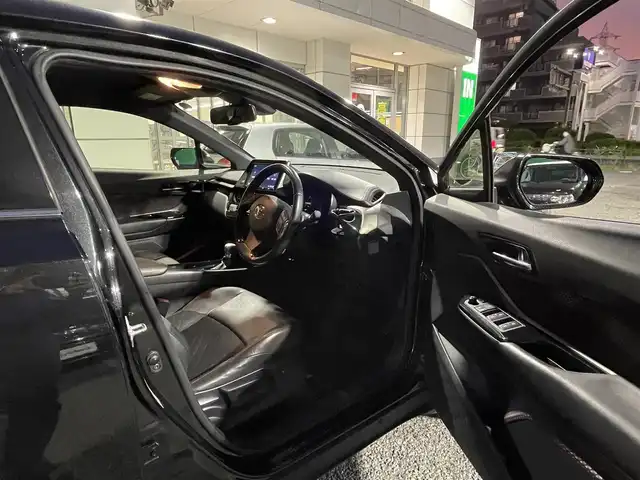 トヨタ Ｃ－ＨＲ G 東京都 2016(平28)年 10.3万km ブラックマイカ 純正9インチナビ/NSZT-Y66T/(フルセグTV/Bluetooth/CD/DVD)/Toyota Safety Sense P/・プリクラッシュセーフティシステム/・レーンディパーチャーアラート/・レーダークルーズコントロール/前方ドライブレコーダー/バックカメラ/ブラインドスポットモニター/前席シートヒーター/自動防眩インナーミラー/本革巻ステアリング/ETC2.0/取扱説明書/スペアキー