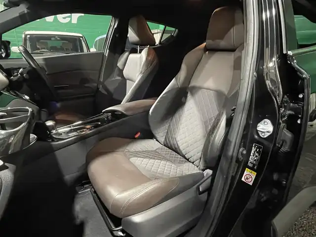 トヨタ Ｃ－ＨＲ G 東京都 2016(平28)年 10.3万km ブラックマイカ 純正9インチナビ/NSZT-Y66T/(フルセグTV/Bluetooth/CD/DVD)/Toyota Safety Sense P/・プリクラッシュセーフティシステム/・レーンディパーチャーアラート/・レーダークルーズコントロール/前方ドライブレコーダー/バックカメラ/ブラインドスポットモニター/前席シートヒーター/自動防眩インナーミラー/本革巻ステアリング/ETC2.0/取扱説明書/スペアキー