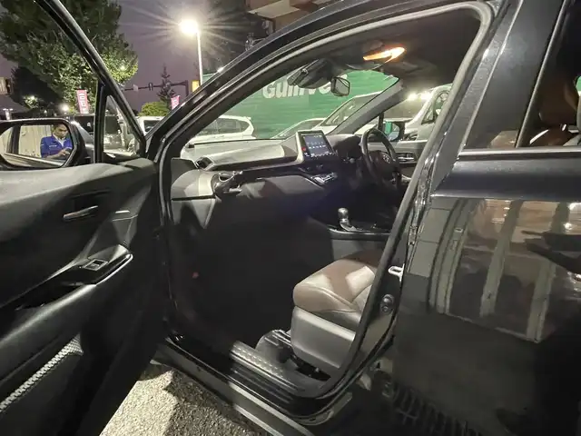 トヨタ Ｃ－ＨＲ G 東京都 2016(平28)年 10.3万km ブラックマイカ 純正9インチナビ/NSZT-Y66T/(フルセグTV/Bluetooth/CD/DVD)/Toyota Safety Sense P/・プリクラッシュセーフティシステム/・レーンディパーチャーアラート/・レーダークルーズコントロール/前方ドライブレコーダー/バックカメラ/ブラインドスポットモニター/前席シートヒーター/自動防眩インナーミラー/本革巻ステアリング/ETC2.0/取扱説明書/スペアキー