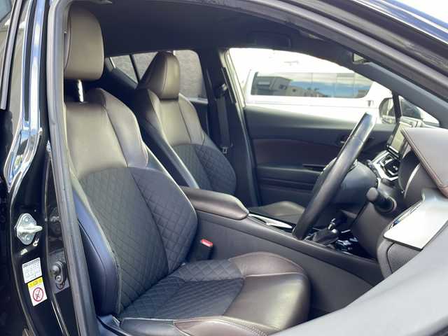 トヨタ Ｃ－ＨＲ ハイブリッド 1．8G 愛知県 2020(令2)年 6.3万km ブラックマイカ /禁煙者・ワンオーナー//純正ナビ【NSZT-W68T】//バックカメラ//フルセグTV・Bluetooth・CD//ビルトインETC//前後ドライブレコーダー//純正18インチアルミホイール//スペアタイヤ//ファブリック＋本革シート//快適温熱シート(前席)//Toyota Safety Sense//プリクラッシュセーフティ//レーンディパーチャーアラート//オートマチックハイビーム//レーダークルーズコントロール(全車速追従機能付)//ブラインドスポットモニター(BSM)//リヤクロストラフィックアラート//クリアランスソナー&バックソナー//横滑り防止//トラクションコントロール//車両接近通報//ヒルスタートアシスト//LEDヘッドライト//オートライト//フロントフォグランプ//電動格納ミラーウィンカー//スマートエントリー&スタートシステム//イモビライザー//プッシュスタート//ドライブモード(スポーツ・ノーマル・エコ)//EVドライブモード//ナノイー//純正フロアマット//電動ランバーサポート//本革巻きステアリング//ステアリングスイッチ//電子パーキングブレーキ//ブレーキホールド//スペアキー1本//新車保証書・取扱説明書//ナビ説明書