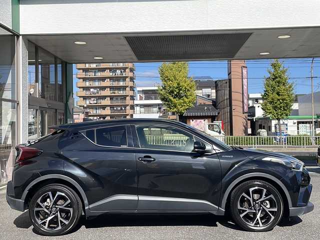 トヨタ Ｃ－ＨＲ ハイブリッド 1．8G 愛知県 2020(令2)年 6.3万km ブラックマイカ /禁煙者・ワンオーナー//純正ナビ【NSZT-W68T】//バックカメラ//フルセグTV・Bluetooth・CD//ビルトインETC//前後ドライブレコーダー//純正18インチアルミホイール//スペアタイヤ//ファブリック＋本革シート//快適温熱シート(前席)//Toyota Safety Sense//プリクラッシュセーフティ//レーンディパーチャーアラート//オートマチックハイビーム//レーダークルーズコントロール(全車速追従機能付)//ブラインドスポットモニター(BSM)//リヤクロストラフィックアラート//クリアランスソナー&バックソナー//横滑り防止//トラクションコントロール//車両接近通報//ヒルスタートアシスト//LEDヘッドライト//オートライト//フロントフォグランプ//電動格納ミラーウィンカー//スマートエントリー&スタートシステム//イモビライザー//プッシュスタート//ドライブモード(スポーツ・ノーマル・エコ)//EVドライブモード//ナノイー//純正フロアマット//電動ランバーサポート//本革巻きステアリング//ステアリングスイッチ//電子パーキングブレーキ//ブレーキホールド//スペアキー1本//新車保証書・取扱説明書//ナビ説明書